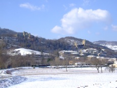le vieux village de Bourdeaux dominé par les 2 châteaux