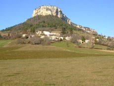 le rocher du Vellan domine le village de Plan-de-Baix