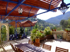 pergola bioclimatique chambres d'hotes au bord de la riviere drome saillans