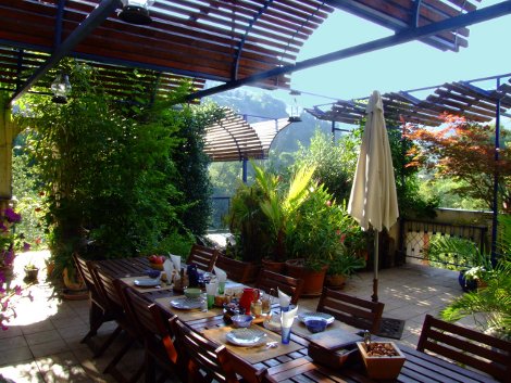 petit-dejeuner à 9 heures au soleil sur notre terrasse chambres hotes drome saillans