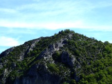 le site de l'oppidum a été fortifié au Moyen-Age