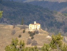 vue depuis le col d'eygluy l'eglise d'escoulin occupe le site d'une motte castrale puis d'une tour romane