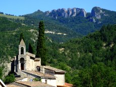 l'église est très visible depuis la route