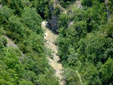 le sentier zigzague d'une rive à l'autre