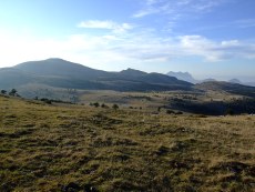 la Servelle et les 3 Becs derrière l'impluvium. 
  La voiture à côté de l'impluvium donne l'échelle du paysage