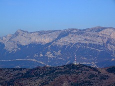 le Glandasse (2.038m au Dôme) devant le Grand Veymont (2.341m) en haut à gauche.
  Au premier plan le relais TDF du Pas de Jansac (1.284m)