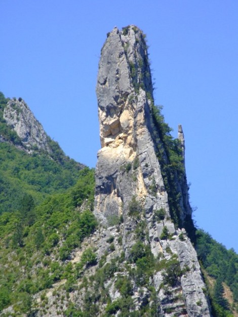 l'Aiguille de St-Benoît domine les gorges de la Roanne