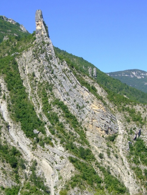 l'Aiguille de St-Benoît domine les gorges de la Roanne