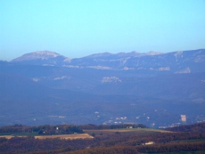 au Nord-Est : le Roc de Toulau au-dessus de la Tour de Crest