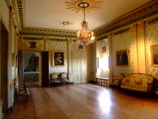 chateau de Grignan vue intérieure - antichambre au décors de Crest du XVIIe siècle