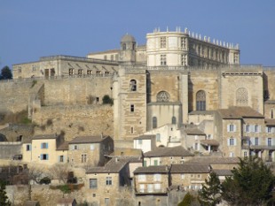 le toit de l'église paroissiale sert de terrasse au château de Grignan