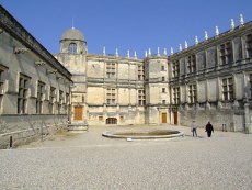 autour de la Cour du Puits : à gauche Galerie de Gaucher Adhémar dans l'aile Renaissance XVIe siècle, 
  au fond la Salle du Roi ancienne Grande Salle du château médiéval, à droite l'aile Renaissance de Louis Adhémar