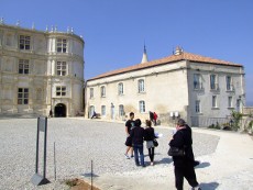 à droite les vestiges de la forteresse médiévale et sa 
  Salle des Gardes ; au centre la tour ronde médiévale rhabillée à la Renaissance